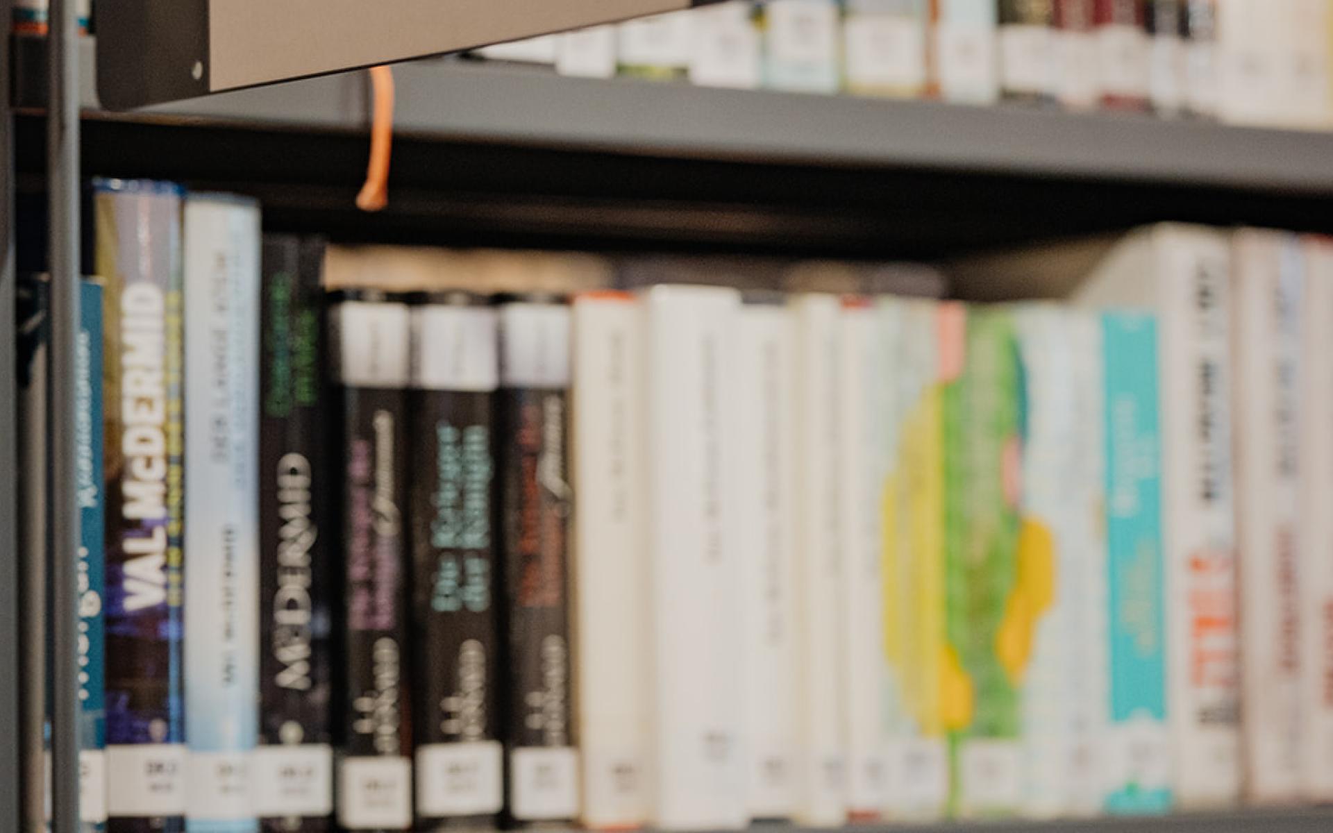 Bücherregal mit Schild